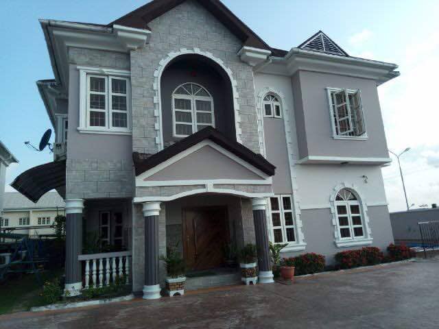 Exquisite 6-Bedroom Detached House with Solar Panels and Pool in Lekki