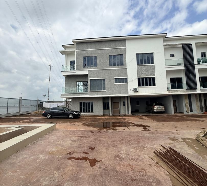 Waterfront 4-Bedroom Terrace Apartment with BQ