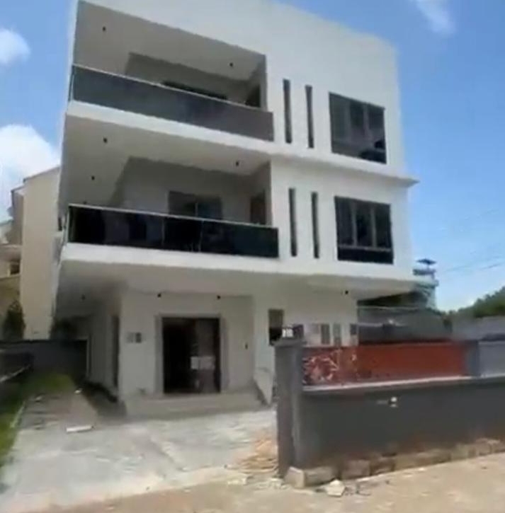 6 Bedroom Detached House for Sale